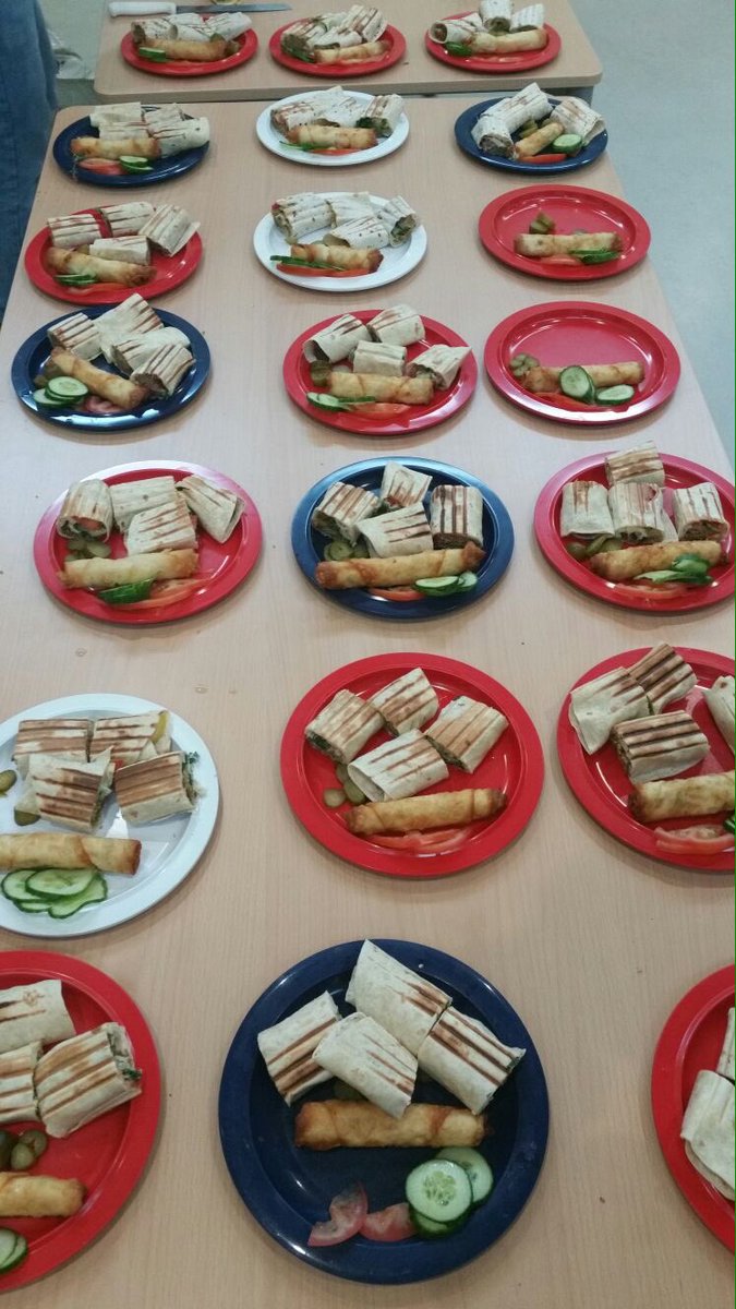 Onze conciërge trakteerde ons team vandaag op een heerlijke, Syrische lunch #verbinding #werkgeluk #verwennerij