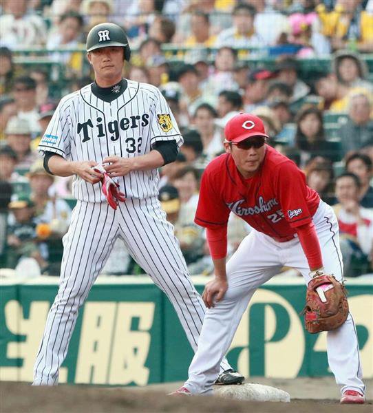 ➡カープ新井貴浩が「弟」阪神 新井良太の引退試合を観戦！“兄の顔”で