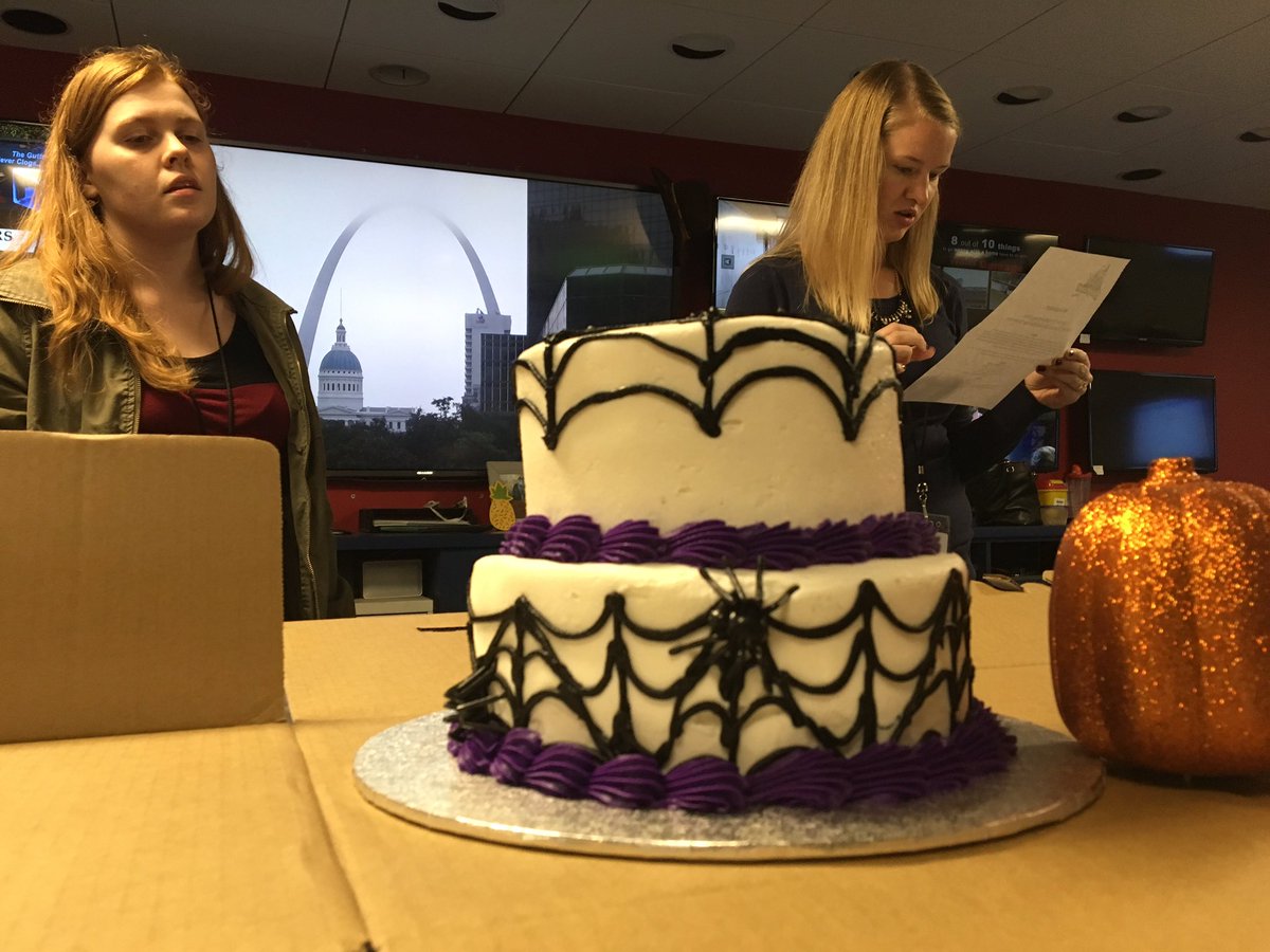 photogal5's tweet photo. @newsroomcake We have cake today at @ksdknews!! https://t.co/HAYtk87ng6
