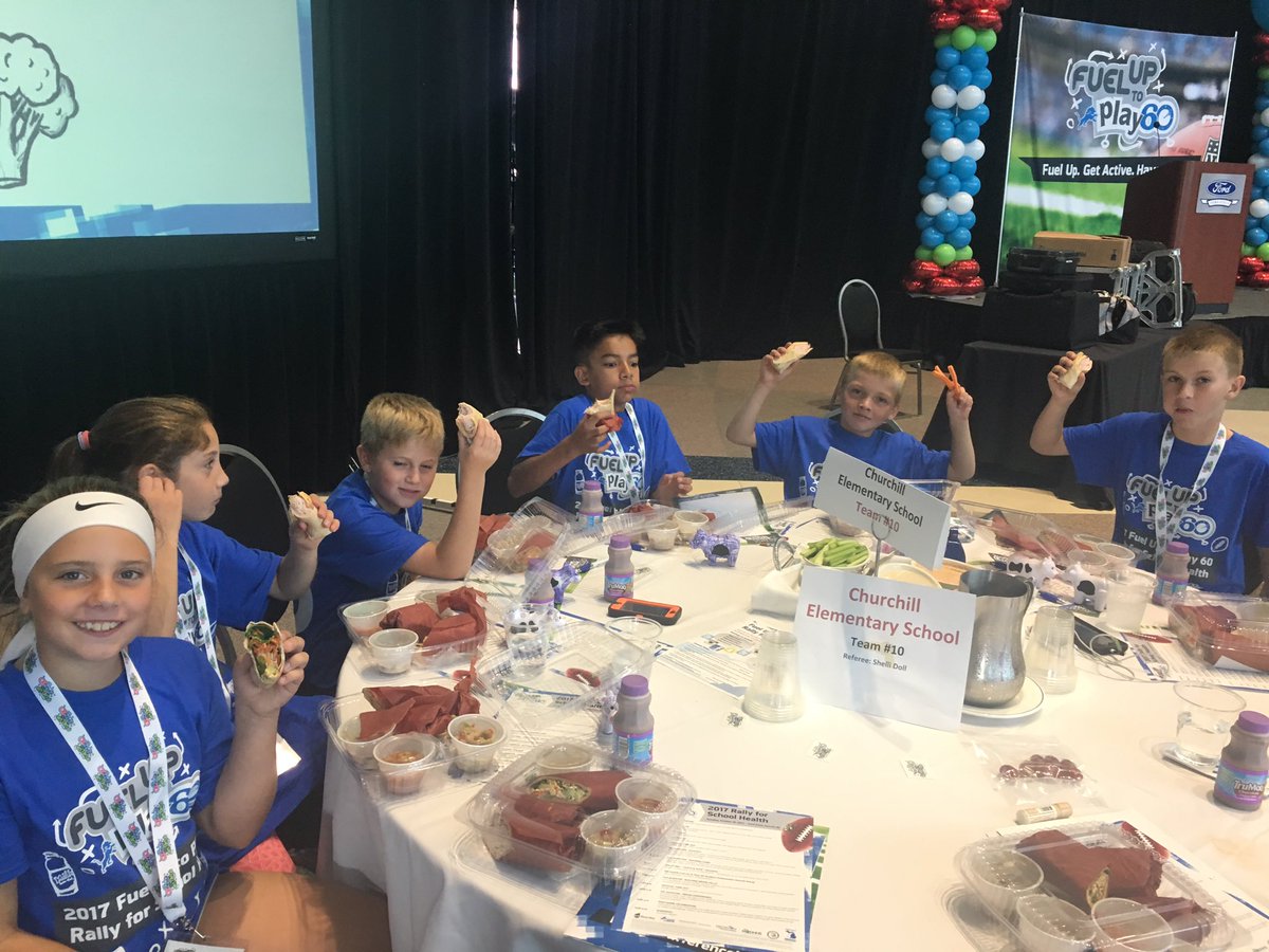 HackneyTraci's tweet photo. #SailorShoutOut to these awesome students trying new and healthy food for lunch. #MIFUTP60 https://t.co/pFnNtWMK5B