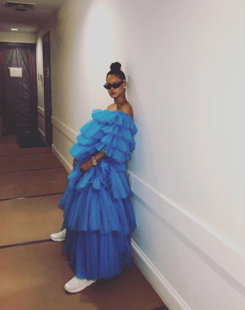 fvshiondvting's tweet photo. #StyleEdits Rihanna dons up in @MollyMGoddard https://t.co/2dzJmOQPJr
