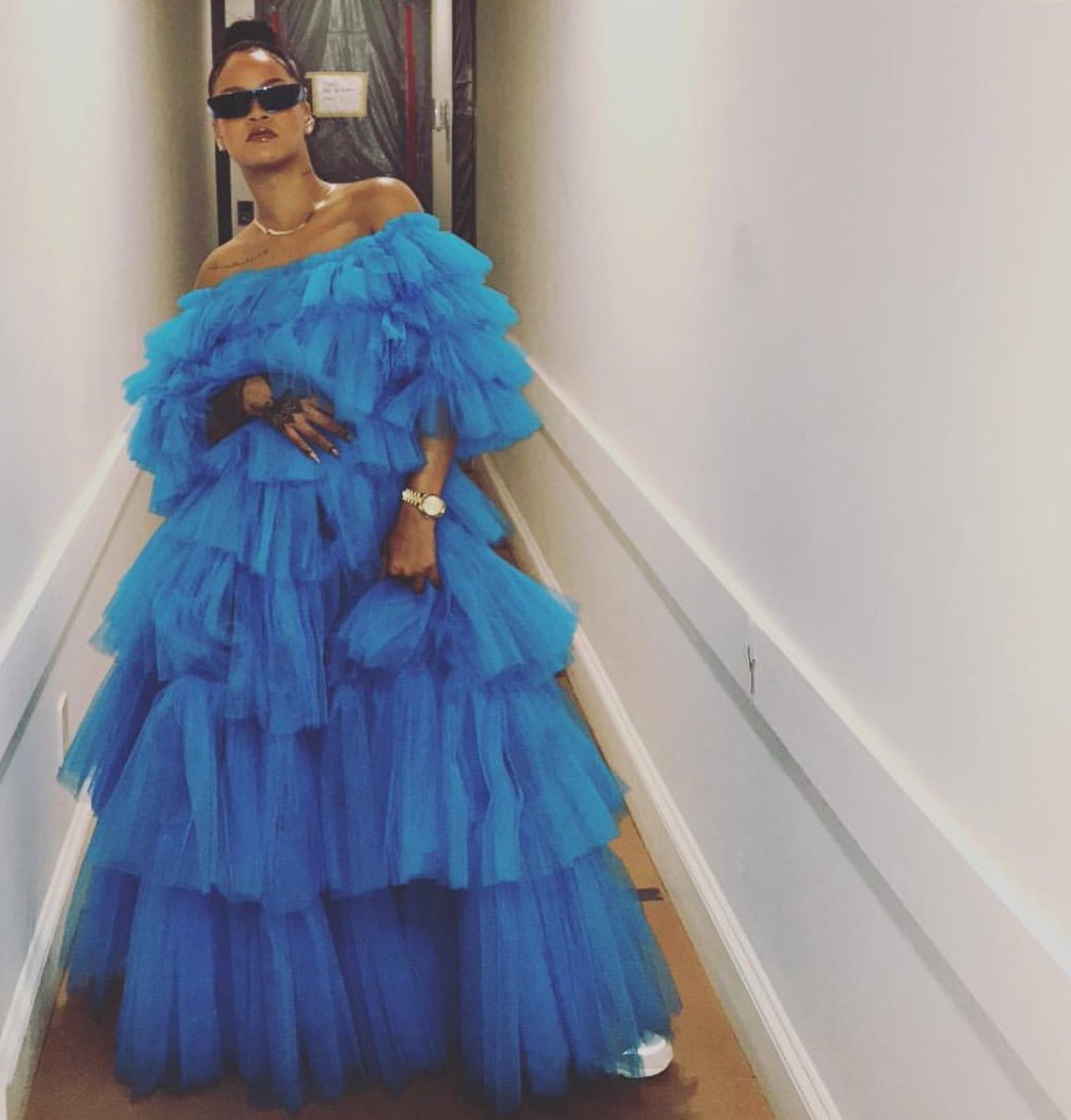 fvshiondvting's tweet photo. #StyleEdits Rihanna dons up in @MollyMGoddard https://t.co/2dzJmOQPJr