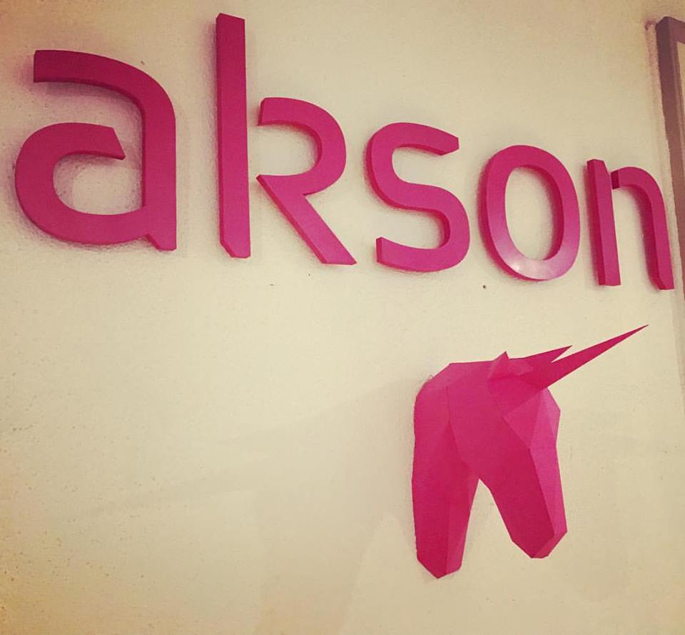 AgenceAkson's tweet photo. À l’entrée d’Akson on annonce la couleur... rose🦄 😀
#licornedelacom #pinkagency https://t.co/K2Lxz8iYen