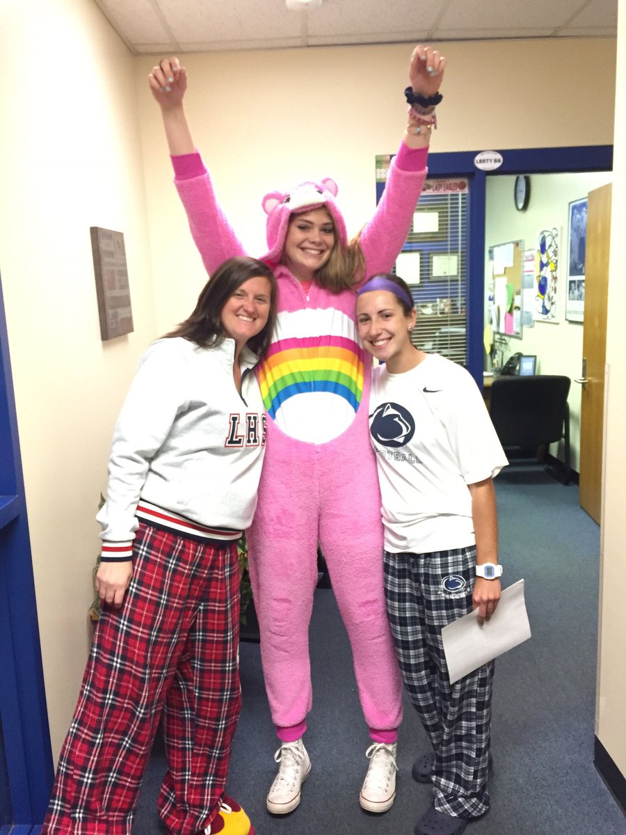 LaurenMilburn31's tweet photo. #basketballplayerproblems LOL @Kinsley_30 @maddy_humphries #pajamaday https://t.co/1oIX1OR43c