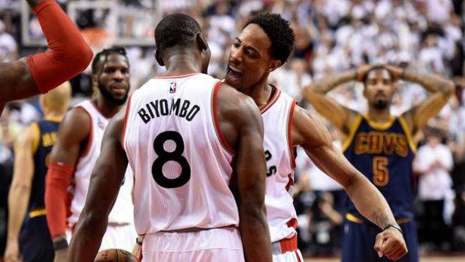 ComodoroOilers's tweet photo. @LNFantasy VIEJOS CONOCIDOS
Tanto DeMar DeRozan como Bismack Biyombo vuelven a la ciudad luego de la temporada pasada #GoOilers https://t.co/wPxNO2euJf