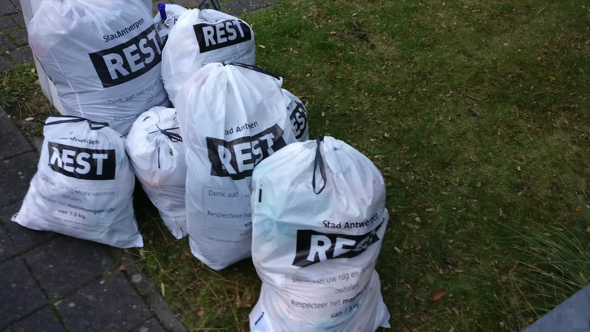 janseurinck's tweet photo. Die van de vuilzakken zijn dus socialisten, die van het papier zijn van een andere obediรซntie #staking #reactiedag https://t.co/hB53yjulHG