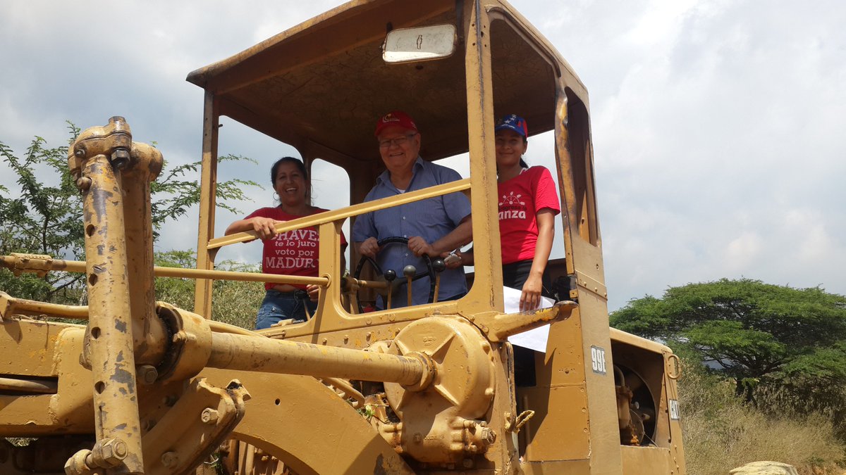 ValecillosPSUV's tweet photo. @gestionperfecta Supervisando: Trabajos de la Vialidad agrícola del Eje Rinconada, Pozo Amarillo, El Dacero, Quebrahacho y Colmenarez. https://t.co/8B9QsYT7aQ