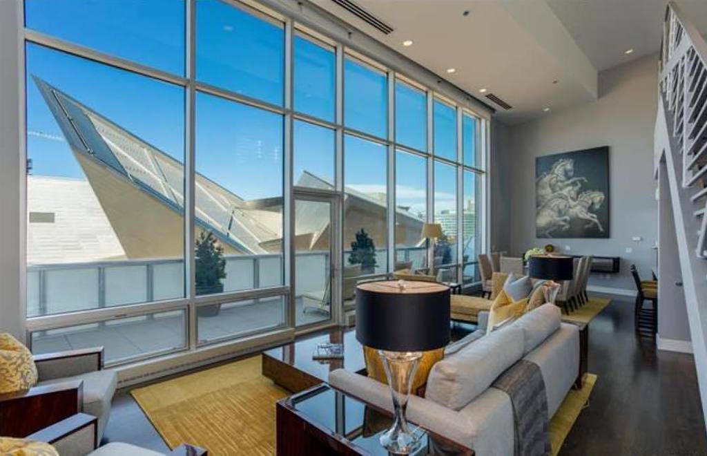 AllDenverLofts's tweet photo. How cool is Loft 603 at Museum Residences in Capitol Hill! What a view. #DowntownDenver https://t.co/EyLJQj5vo4 https://t.co/80yRmv1uRp https://t.co/KdIPMt80J6