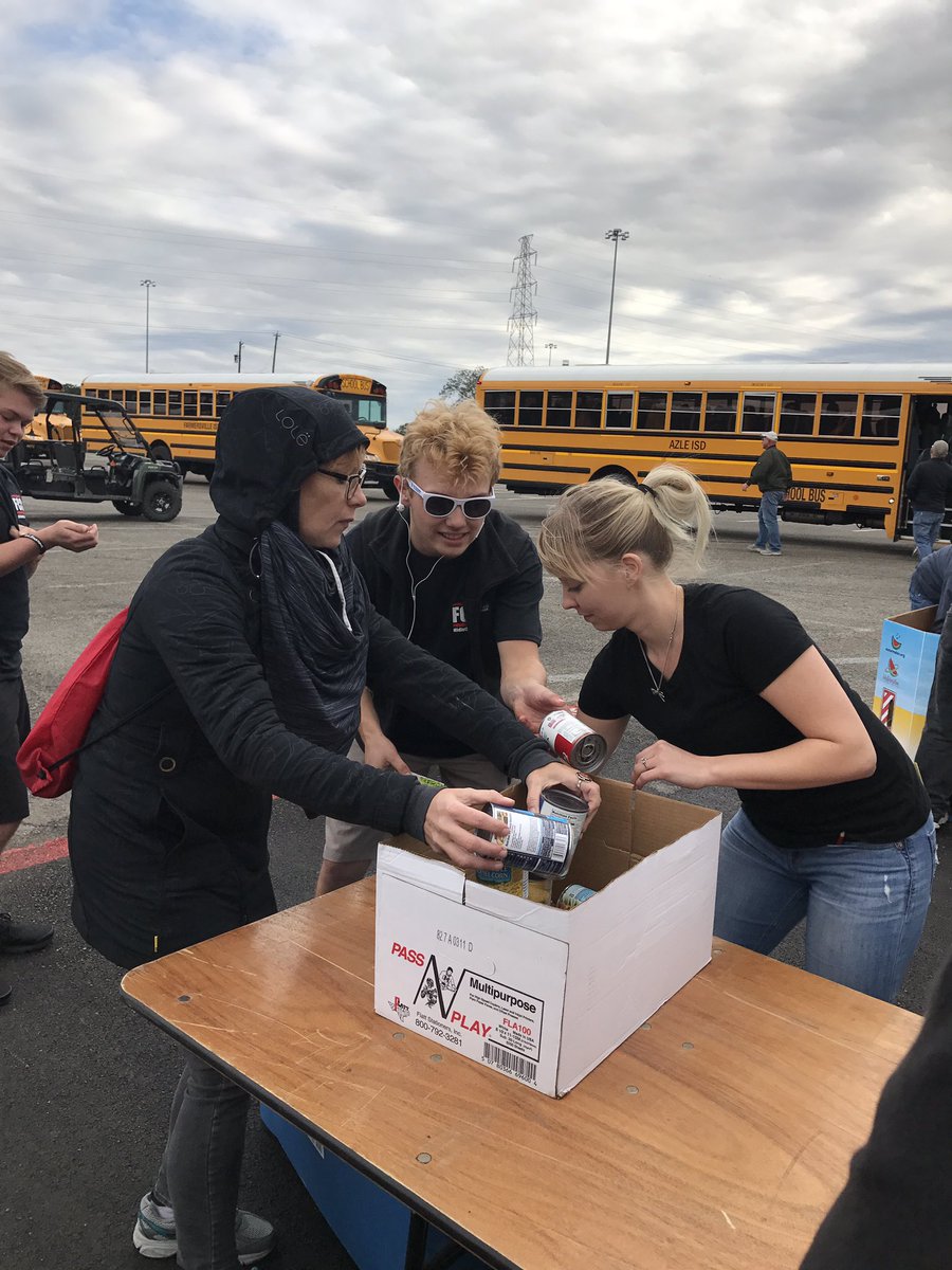 MrsSherryAlmand's tweet photo. FCCLA donates cans to the north Texas food bank. https://t.co/RaeIUniG92