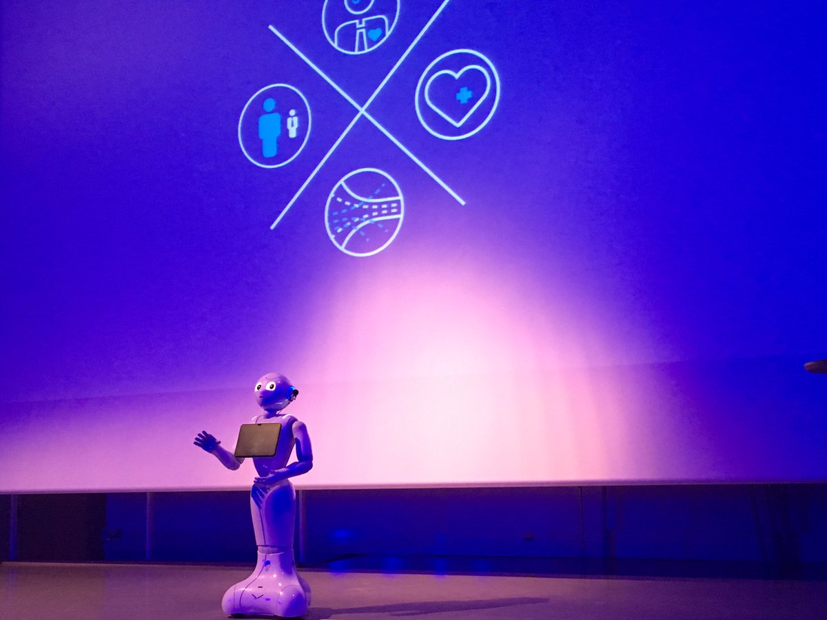 honkasanni's tweet photo. Pepper opens the USCOhack gala 😍 #pepper #robot #uscohack #Suomi100 #elänyt #kokeiluviikko https://t.co/grKprF772R