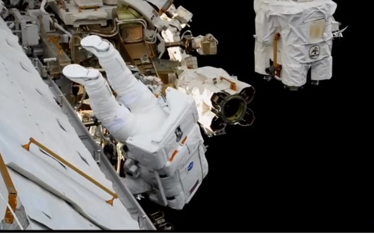 Bottlaeric's tweet photo. #EVA45 #ISS Tiens sur cette image on voit l'ancien bout du bras Canadarm (au centre) remplacé par les 2 astronautes la semaine dernière. https://t.co/pcKZaoX0aY