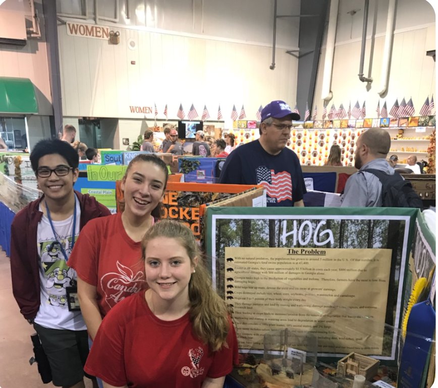 RRKnightsFCCLA's tweet photo. FCCLA checking out the fair exhibits! #FCCLAfun https://t.co/AcVNhdtIY6