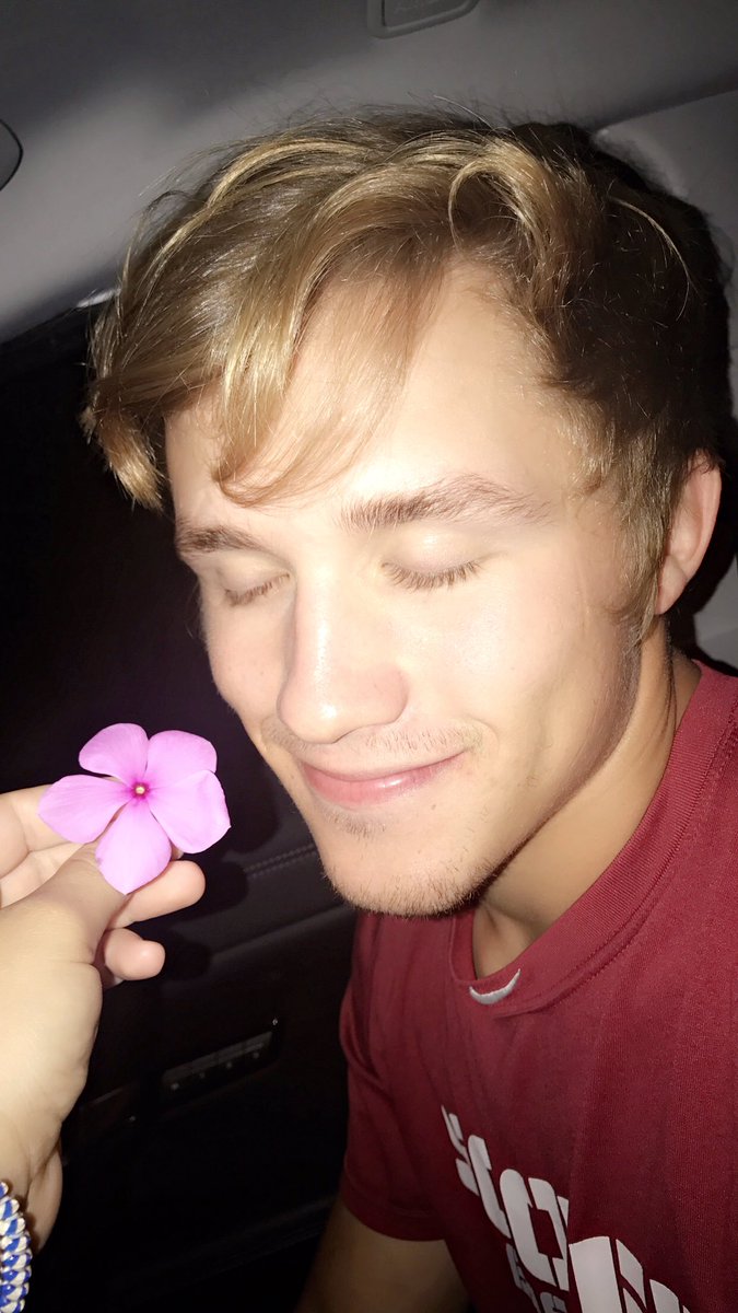 b_reezy21's tweet photo. My boyfriend always stops to pick me a flower and I swear he's so cute.🌸🌺🌷💗 @tristianwooten1 https://t.co/C3BiFZTBgS