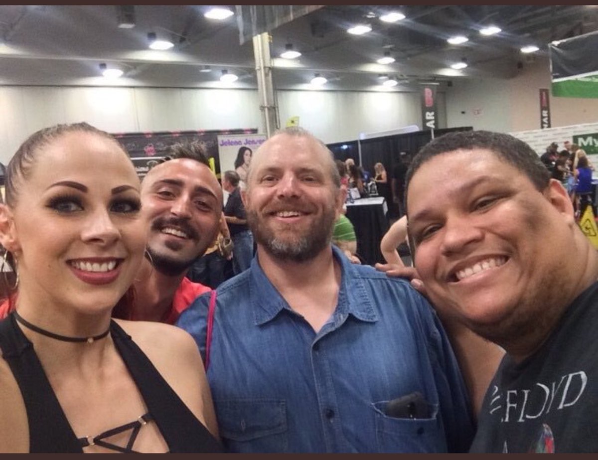 lorenzoliberat's tweet photo. I come from ITALY as many Italians at @AEexpo JUST to see the Best @therealgianna PLEASE give a TEAM for Her for @AEexpo 2018 aHug your Fan😘 https://t.co/syqJD3YLcC