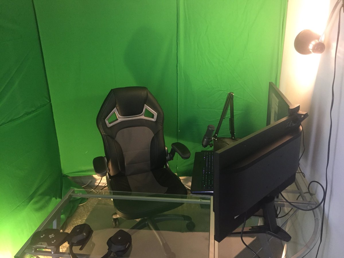 New desk and monitors set up sooo excited 😆