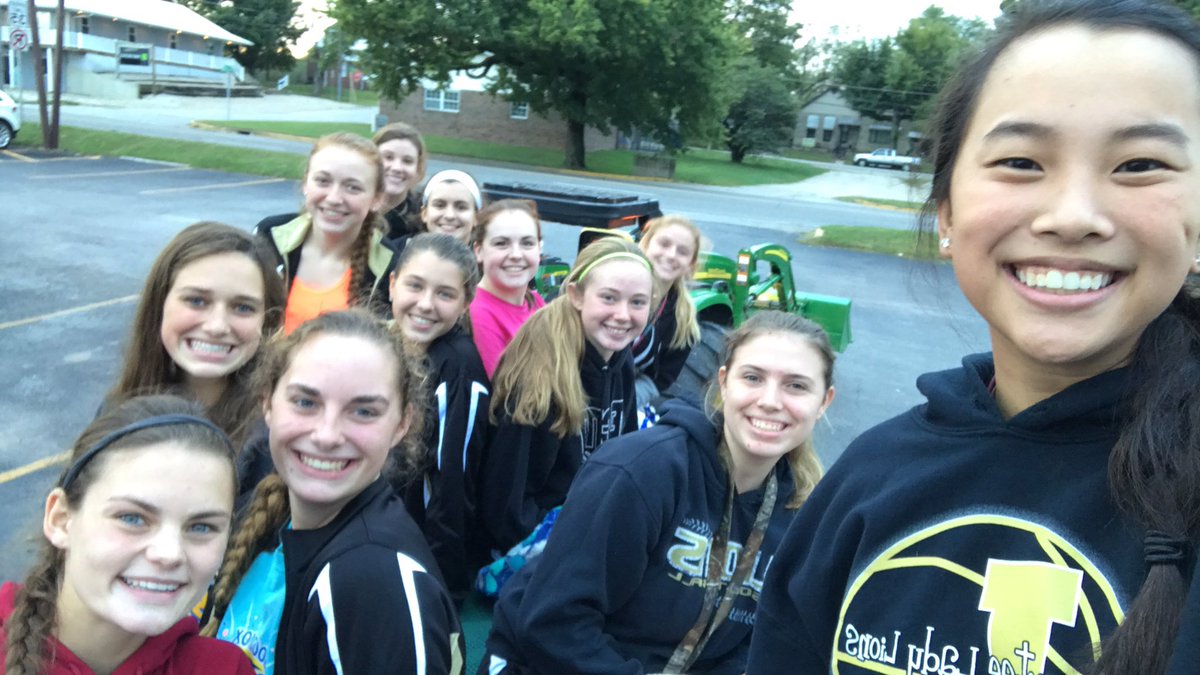 LoogooteeVball's tweet image. Dinner thanks to Pete Smith &amp;amp; Dairy Master, followed by hayride thanks to Randy Wininger!! #sectionalweek #LionPride