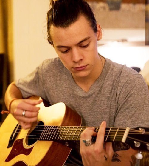 stylelieber's tweet image. Apreciem harry styles tocando violão #ARIASHARRYSTYLES
