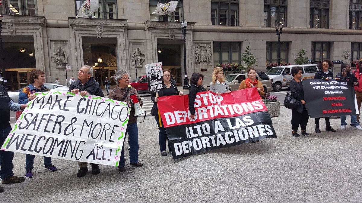 ChicagoJwJ's tweet photo. #sanctuaryforall #defundthepolice #dismantleice @OCAD_CHI @ConMijente @DetentionWatch @BYP_100 #Chicago #NoCopAcademy #nogangdatabase https://t.co/3CPcWOlhfc