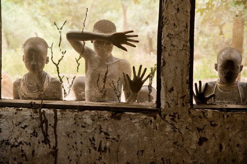 AniaPlav's tweet photo. children from kara tribe look through windows, omo valley, ethiopia, 2013
image © steve mccurry #100Windows https://t.co/Bj3MH5f46d