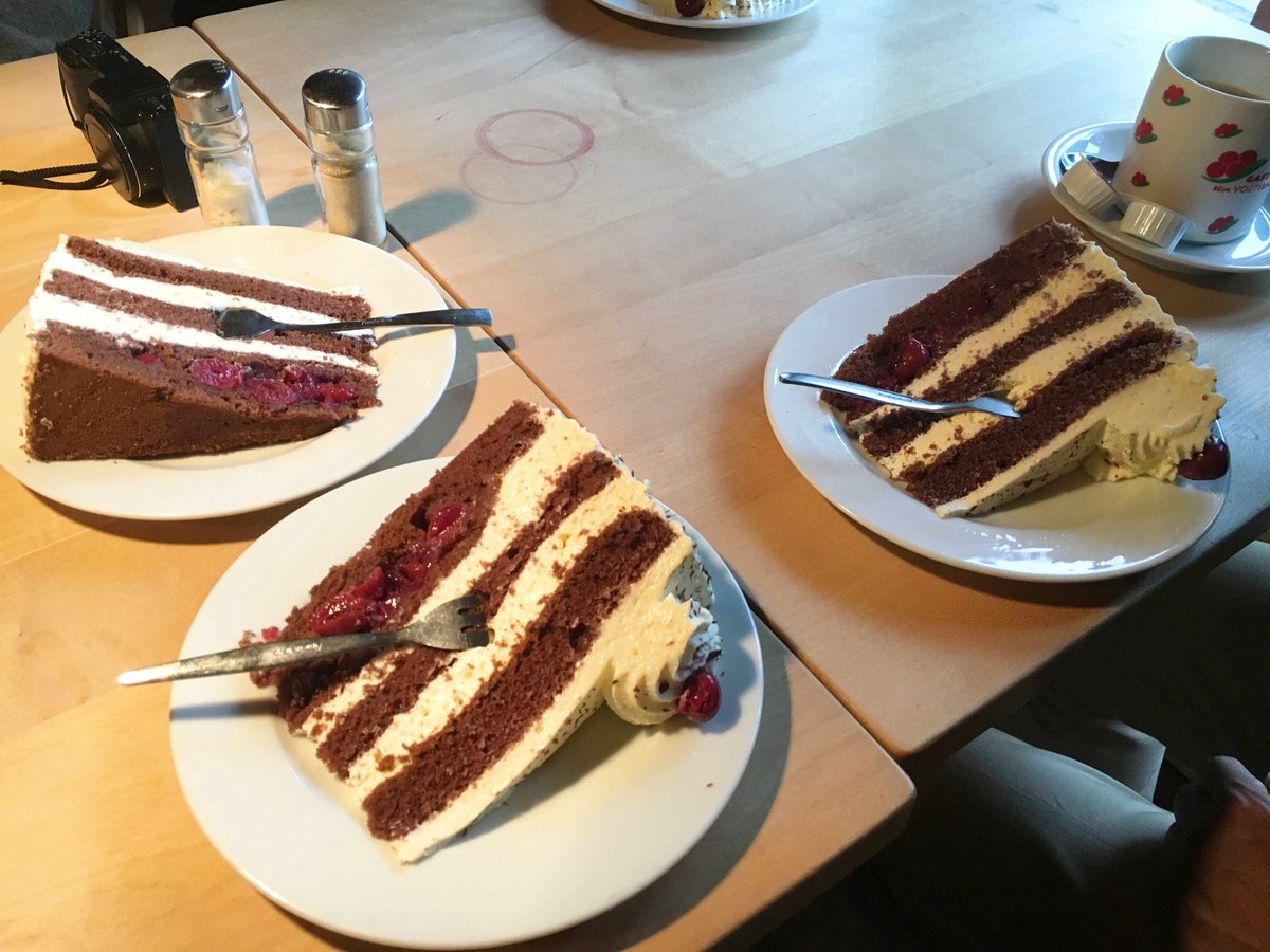 Kawachi Berlin בטוויטר キタ 黒い森に来たらやっぱりコレ 黒い森のさくらんぼケーキ 横倒しフォーク 上から横刺しがデフォルト 濃厚で高さがあるケーキは薄切りしないと食べきれない 倒れる なら最初から横倒しに 皿が小さすぎ フォーク刺す 何故ドイツ