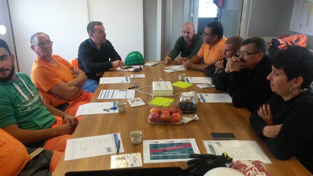 CEMEXFrance's tweet photo. #JSS2017 : Joint-venture (@CEMEXFrance - @Eurovia_Group) sur la #carrière calcaire de #Moreau (45).
#HSE #RSE #CSR #santé #sécurité https://t.co/DRNdsexKfc