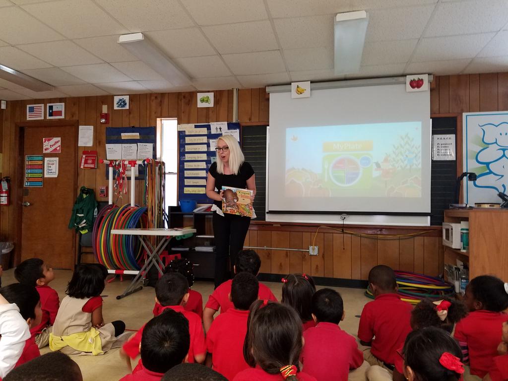 Reading one of our favorite books,  Tops and Bottoms by Janet Stevens, to Kindergarten <a href="/SuttonES_HISD/">Sutton Elementary</a> @HISDNutri
