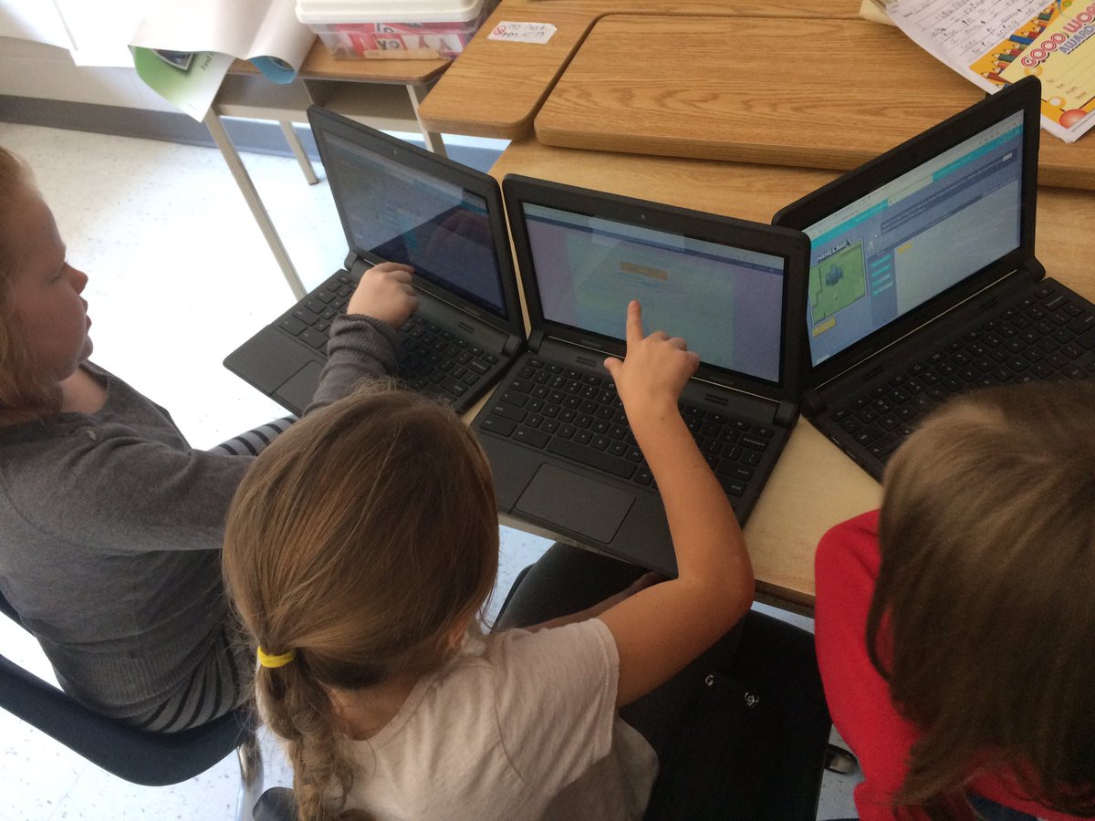stephenglish1's tweet photo. We are using @hourofcode for the first time today and LOVE it! #scdsbcodes @PJamesKeating #scdsb https://t.co/uo94ORPDnD