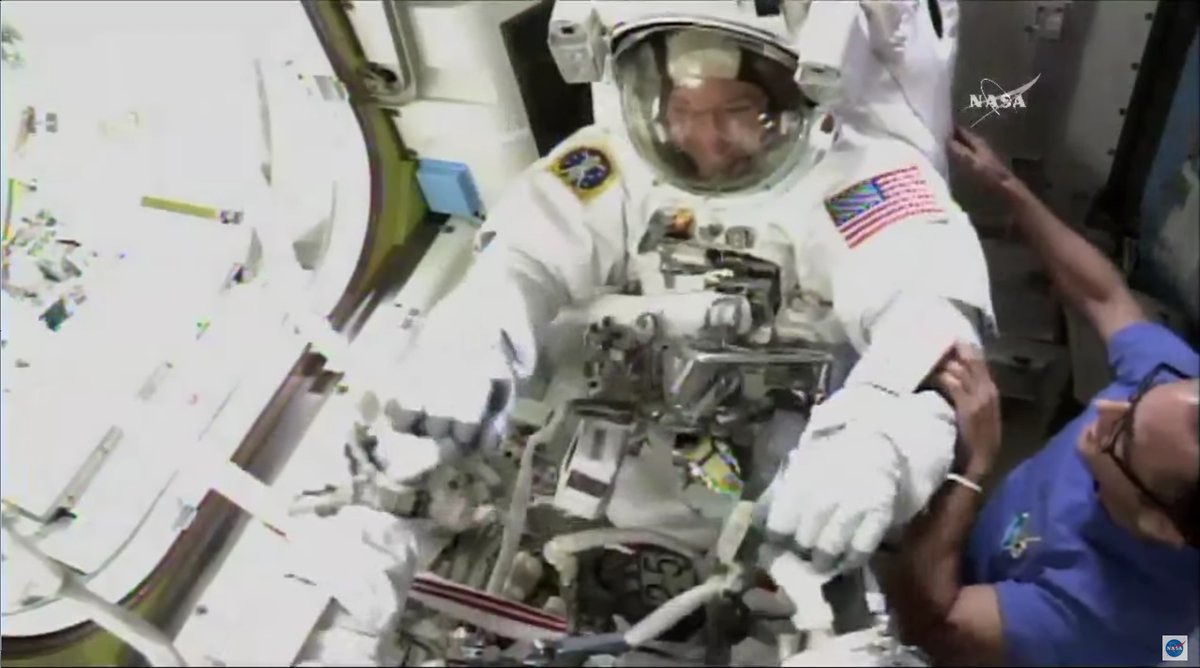 tostarstogether's tweet photo. #EVA45 #ISS #NASA https://t.co/4dNWVMiKPD