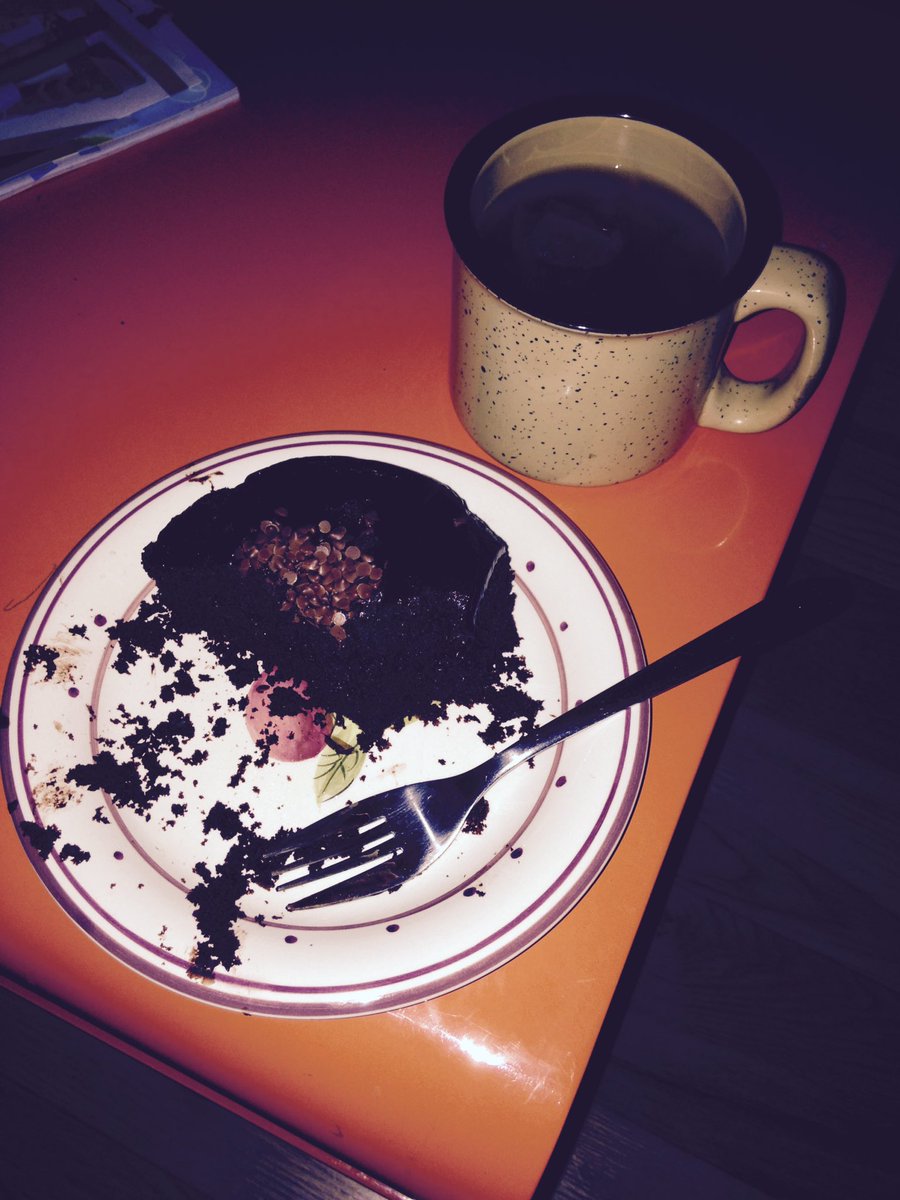 wordcurio's tweet photo. Ready for #GBBO. Maybe a bit too ready. #massivecake https://t.co/roDwKXsiEq