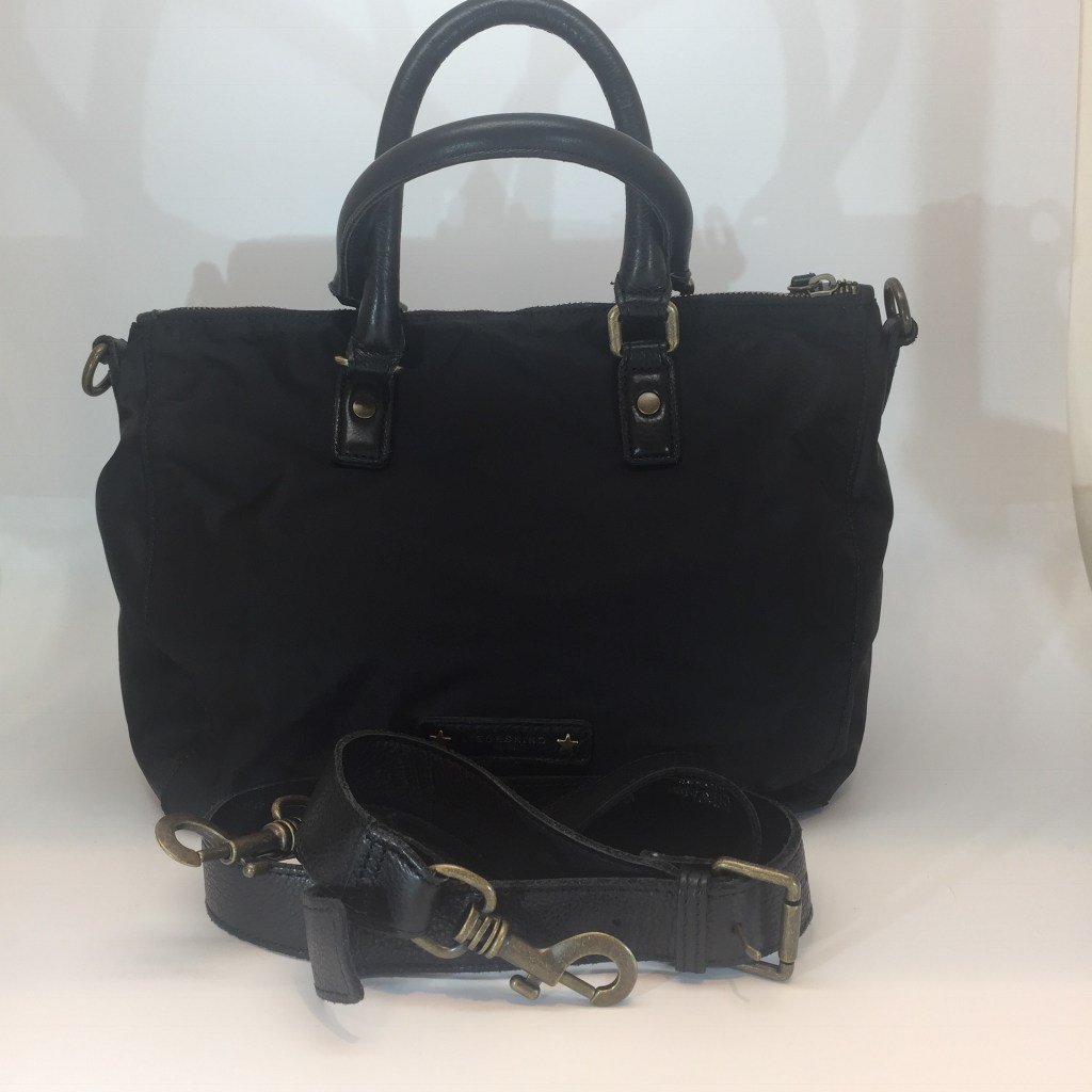 luxeobjects's tweet image. Liebeskind Berlin BLACK Nylon /Leather Satchel Tote Bag Crossbody Bag Gently Used luxeobjects.com/product/liebes…