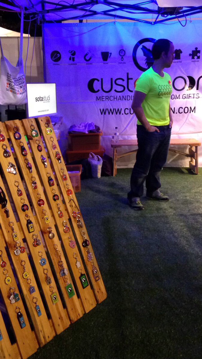 customoongift's tweet photo. Una jornada nocturna festiva. #ucripollet #shoppingnight #nitdelcomerç #customoon #sotastudi  #merchandising #webdesign #graphicdesign https://t.co/p2WNiEYNra