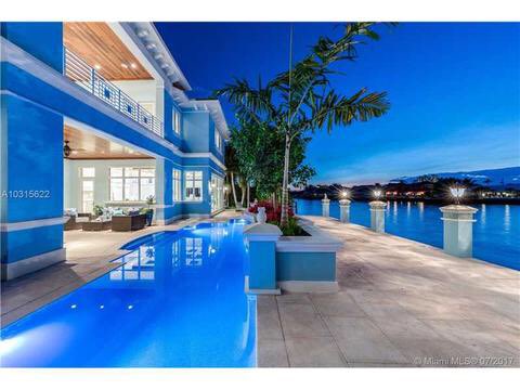 WeBocaTV's tweet photo. Check out this 7.2 million dollar mega mansion!!! https://t.co/tsUKxoThYe https://t.co/wlX7KZzUWH