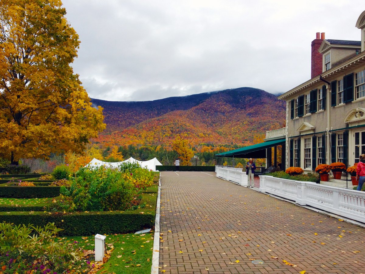 Beautiful foliage surrounds Hildene, The Lincoln Family Home in Manchester,  Vermont: https://t.co/PkcNULQ081