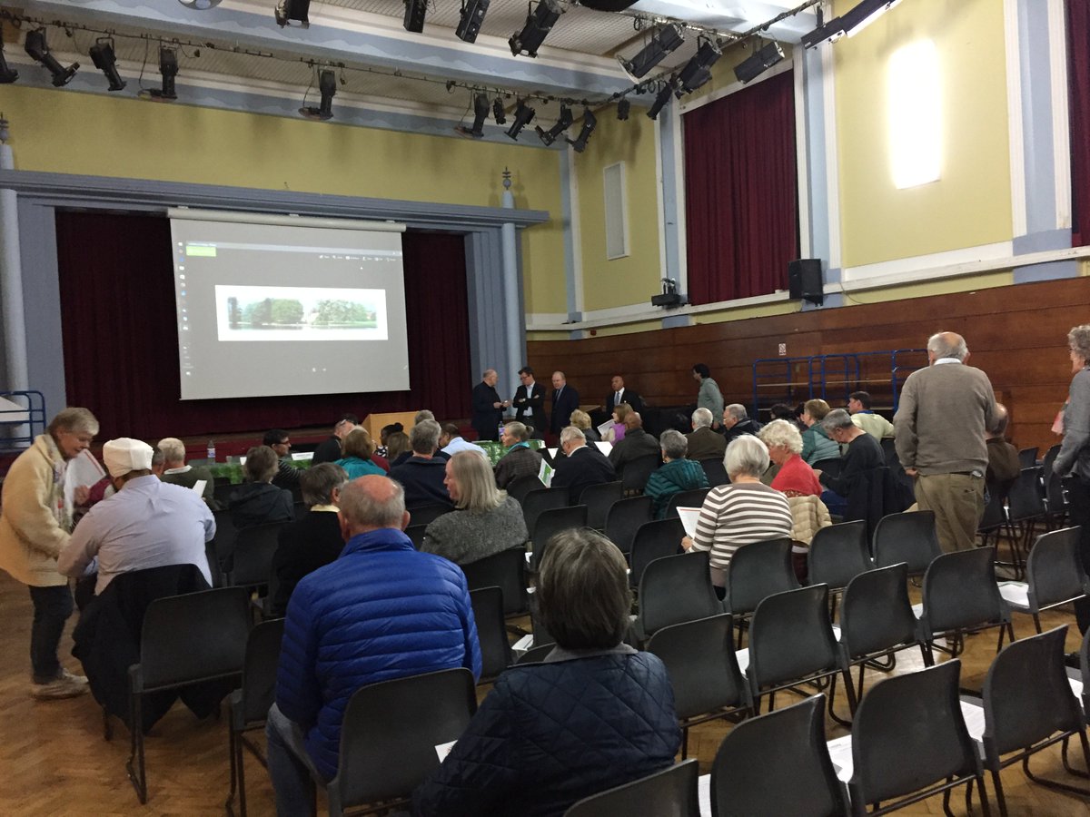tonylouki's tweet photo. At a busy @OWGRA meeting on #Runway3 tonight at @IsleworthSyon with #HACAN #Heathrow and @RuthCadbury https://t.co/B0BeqVZHRt