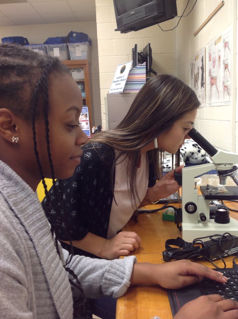 pfaoems's tweet photo. More future health care skills from the AOEMS! #trojaninnovator #room242 https://t.co/3IumQVZp5o