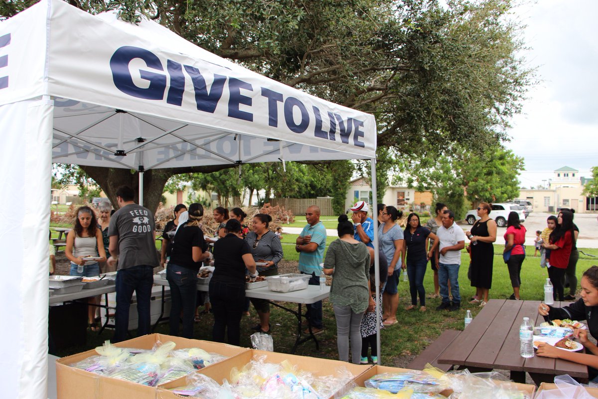 CC_DOV's tweet photo. Thank you to Sonny's BBQ, @MarkDaVinciGrp, @GlobalTelLink and the Give To Live crew for providing the people of Clewiston and Naples a hot meal and a care package! The victims of Hurricane Irma appreciate the support and kindness! #FloridaStrong #LifeAfterIrma #GiveToLive https://t.co/7heOl9ZYBX