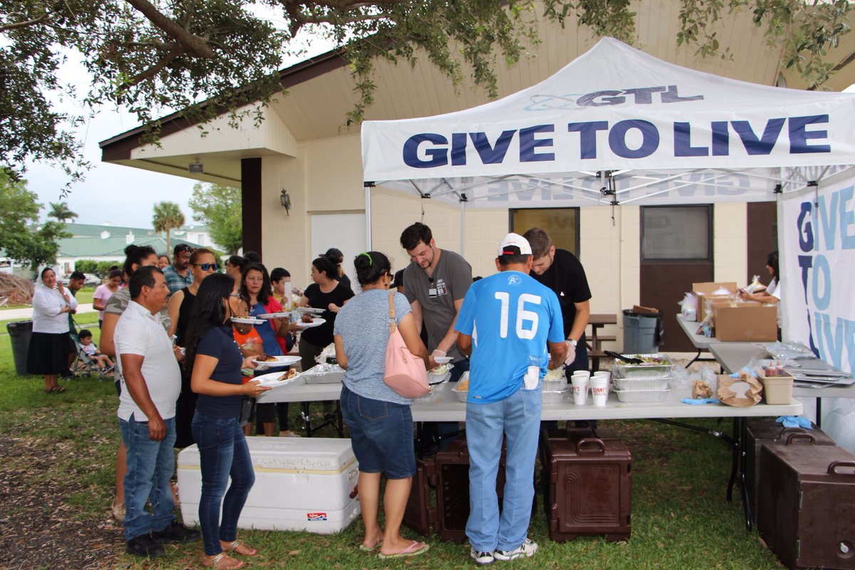 CC_DOV's tweet photo. Thank you to Sonny's BBQ, @MarkDaVinciGrp, @GlobalTelLink and the Give To Live crew for providing the people of Clewiston and Naples a hot meal and a care package! The victims of Hurricane Irma appreciate the support and kindness! #FloridaStrong #LifeAfterIrma #GiveToLive https://t.co/7heOl9ZYBX