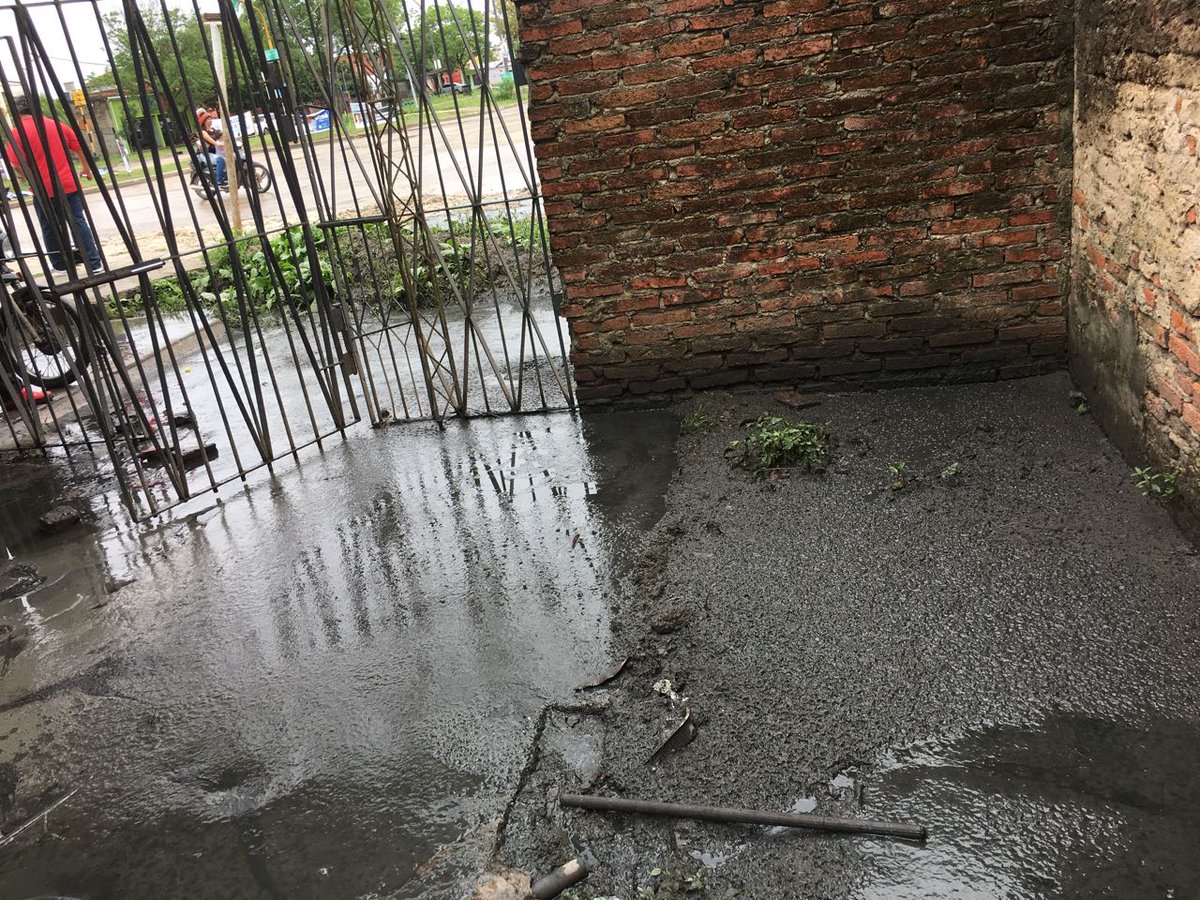 MMontoyaok's tweet photo. Reclamó muchas veces al estado,a la empresa que hace las obras en el barrio y hasta el defensor del pueblo...Nunca solucionaron su problema https://t.co/SIPTHJdFxq