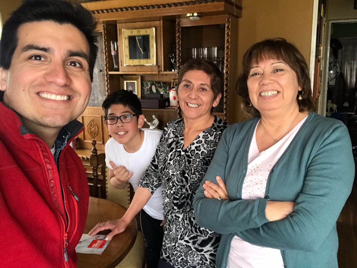 WISKYAUSTRAL's tweet photo. Equipo d @NicolasCogler #NicolasCoglerDiputado puerta a puerta barrio #PlayaNorte #Puq #TiemposMejores @RNchile @ClaudioRadonich @orianabea https://t.co/2vLzOMfKjH