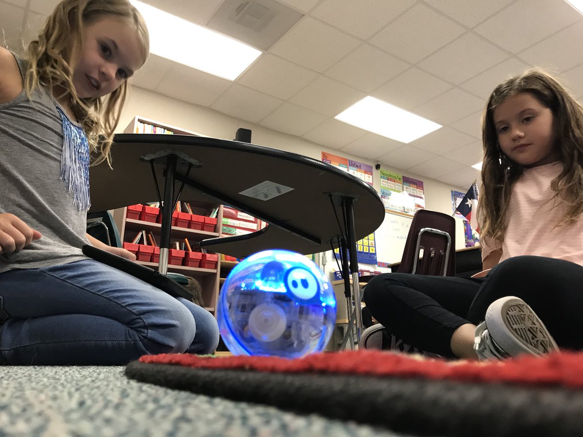 srintriagoBBE's tweet photo. Speaking Spanish with Sphero #SIP #sphero @HumbleISD_BBE @MrVybiral https://t.co/KK1RSiQDx3