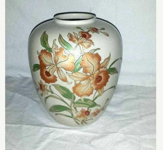 JunkYardBlonde's tweet photo. Orchids Ginger Jar Vase,Andrea By Sadek,Gold Gilt,Japan https://t.co/LdQHtO4QJr #JunkyardBlonde #Crazing https://t.co/2lUilZ8F0G