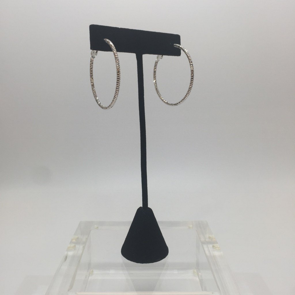 luxeobjects's tweet image. Luxe Cut Hoop Earrings Rhodium Plated 1.5″ Diameter Lightweight Lever Closure Silver Color luxeobjects.com/product/luxe-c…