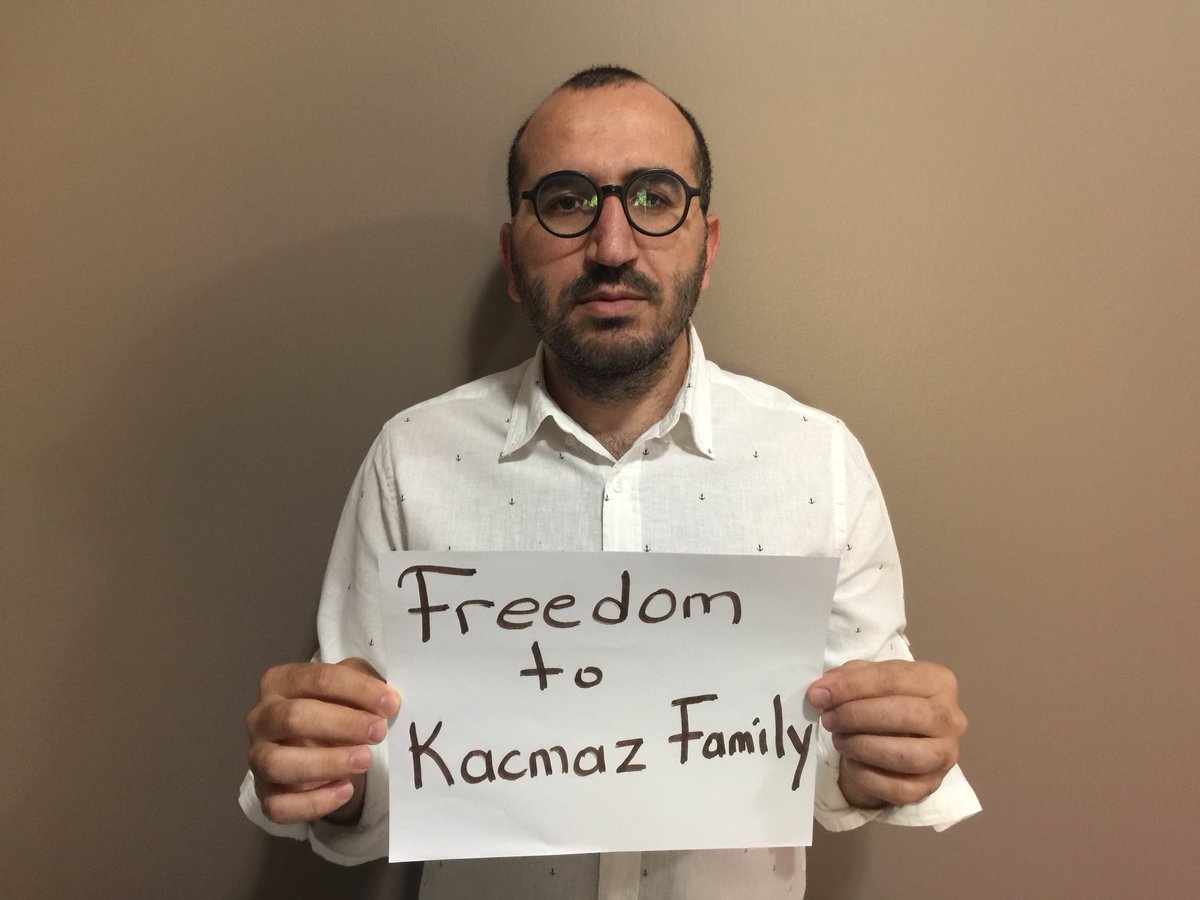 yagizefe's tweet photo. Tüm arkadaşlardan bu şekilde resim çekerek dünya çapında gündem oluşturmaya davet ediyorum.

 #FreedomToKacmazFamily https://t.co/g6aZFdvhiY