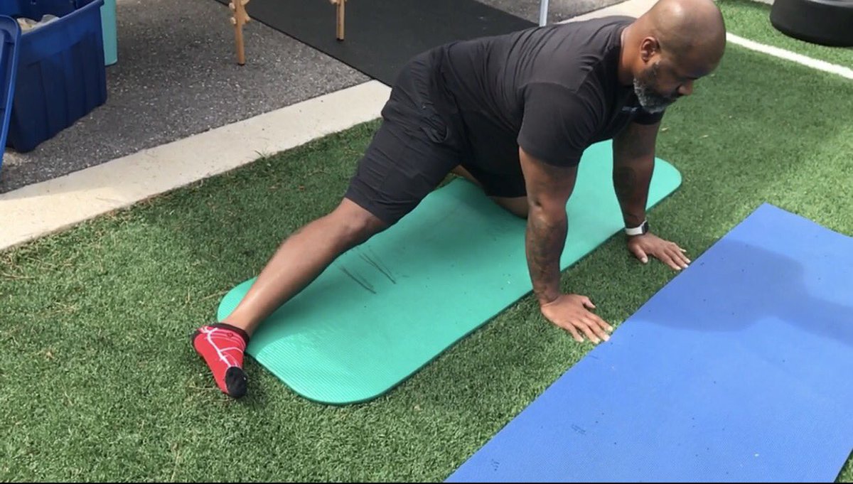 Lisasemientx's tweet photo. Good hip adductor/groin stretch. For dynamic sit back &amp; return to knee. Make sure toe is pointed fwd.
@footwork_king1
#stretch #groinstretch https://t.co/iSgWh4biQ5