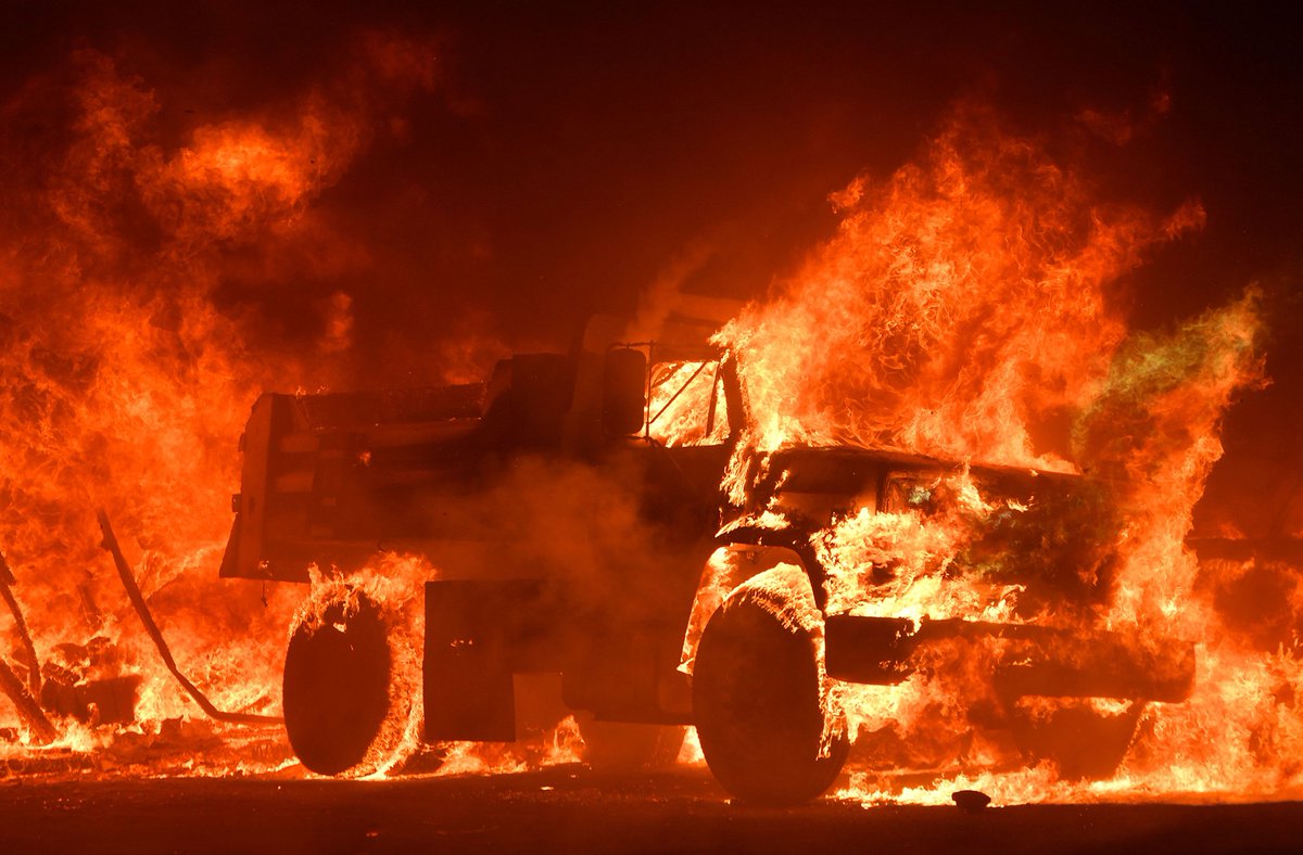 TheAtlPhoto's tweet photo. Photos of California's Destructive Wildfires https://t.co/7ClMT87y9l https://t.co/Grmtv2YnwG