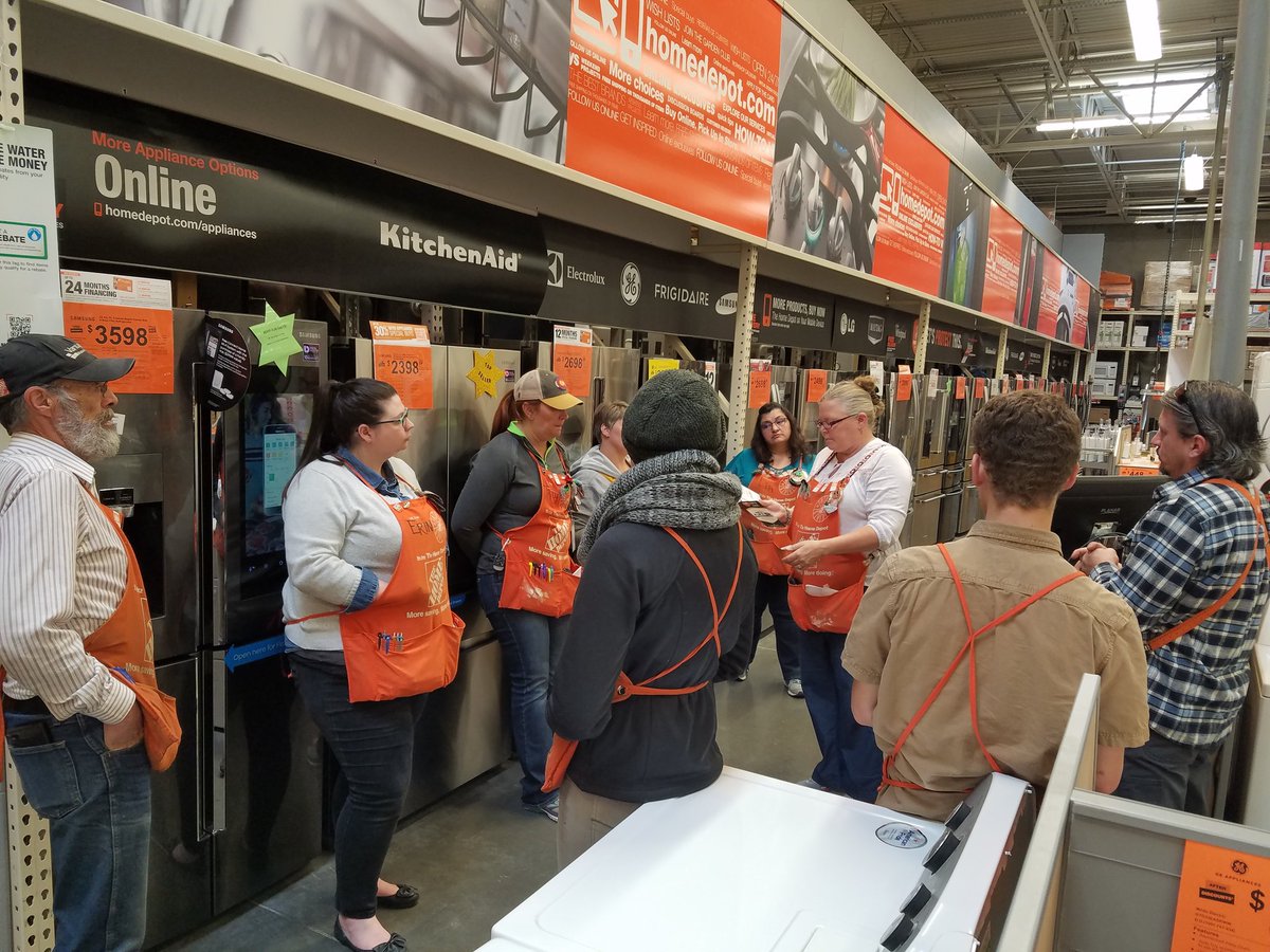 ChasingAutumn22's tweet photo. Debbi teaching HDPP to our Black Friday back up team!! #letsprotectthis #waldo @chad_morris1414 @PabstBen @LaurenOC25 @HD8572Specialty https://t.co/c0N2ZORRRX