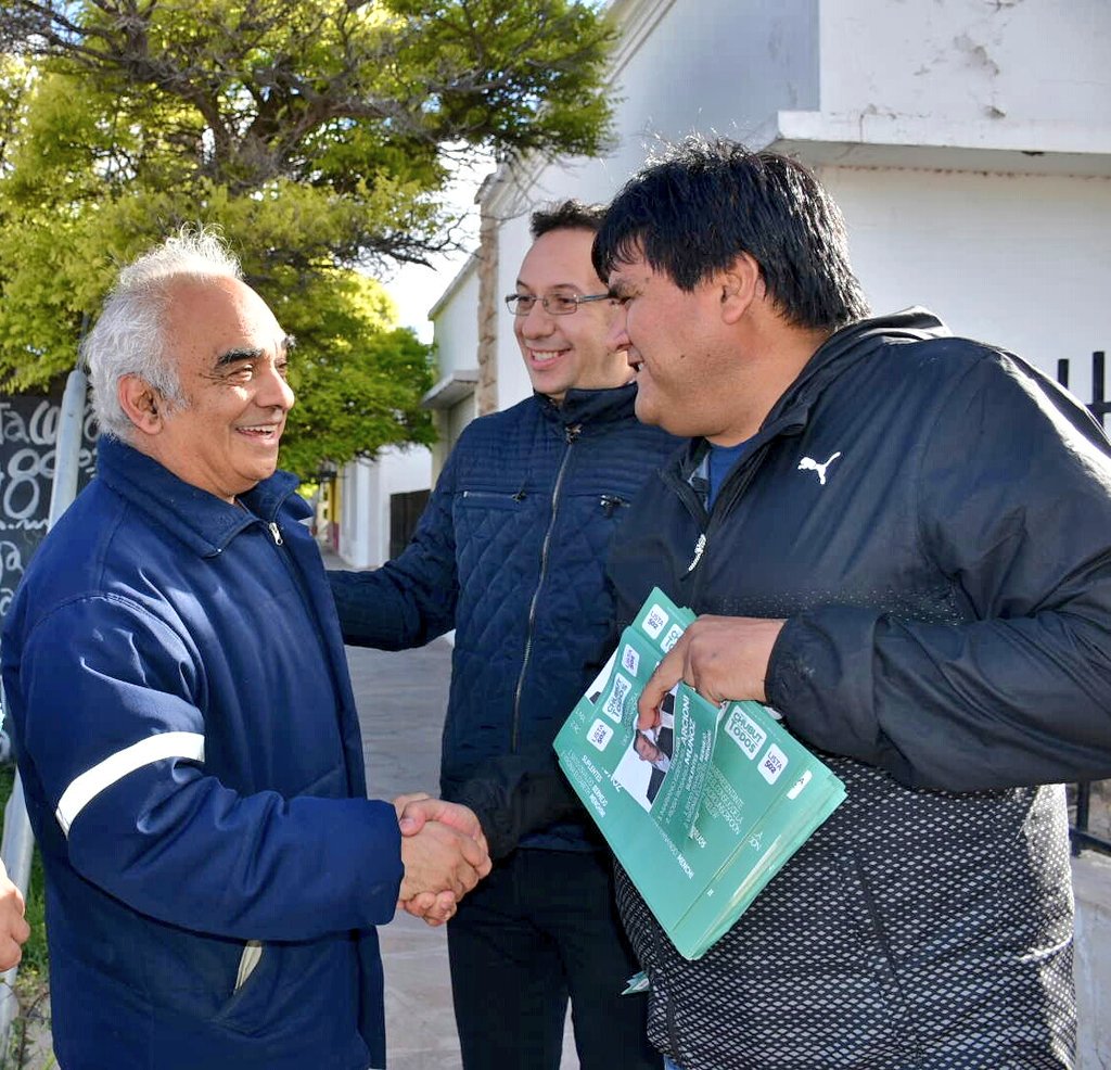 ChubutPrimero1's tweet photo. #ChubutPrimero @TWAMaderna  Puerta a Puerta en barrio Los Olmos #A502 Visita a comercios y hogares de la zona. https://t.co/5vPYKg89Eu