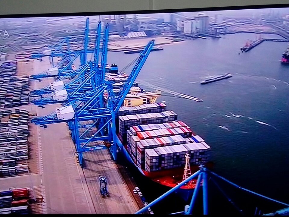 Naomi98comercio's tweet photo. Viendo un documental del precio del transporte marítimo de productos textiles #comercioelectronico #cel1718 https://t.co/RSn3lGbiaI