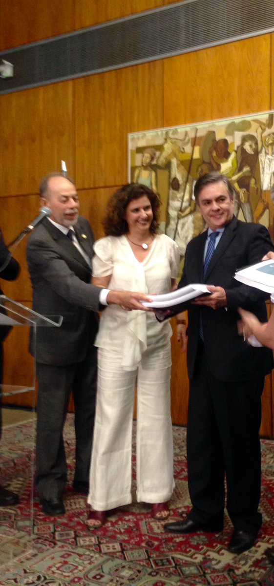conhecimentosc's tweet photo. Petição entregue ao presidente do Senado em exercício Cássio Cunha de Lima #ConhecimentoSemCortes https://t.co/nzSaOx5Xwn