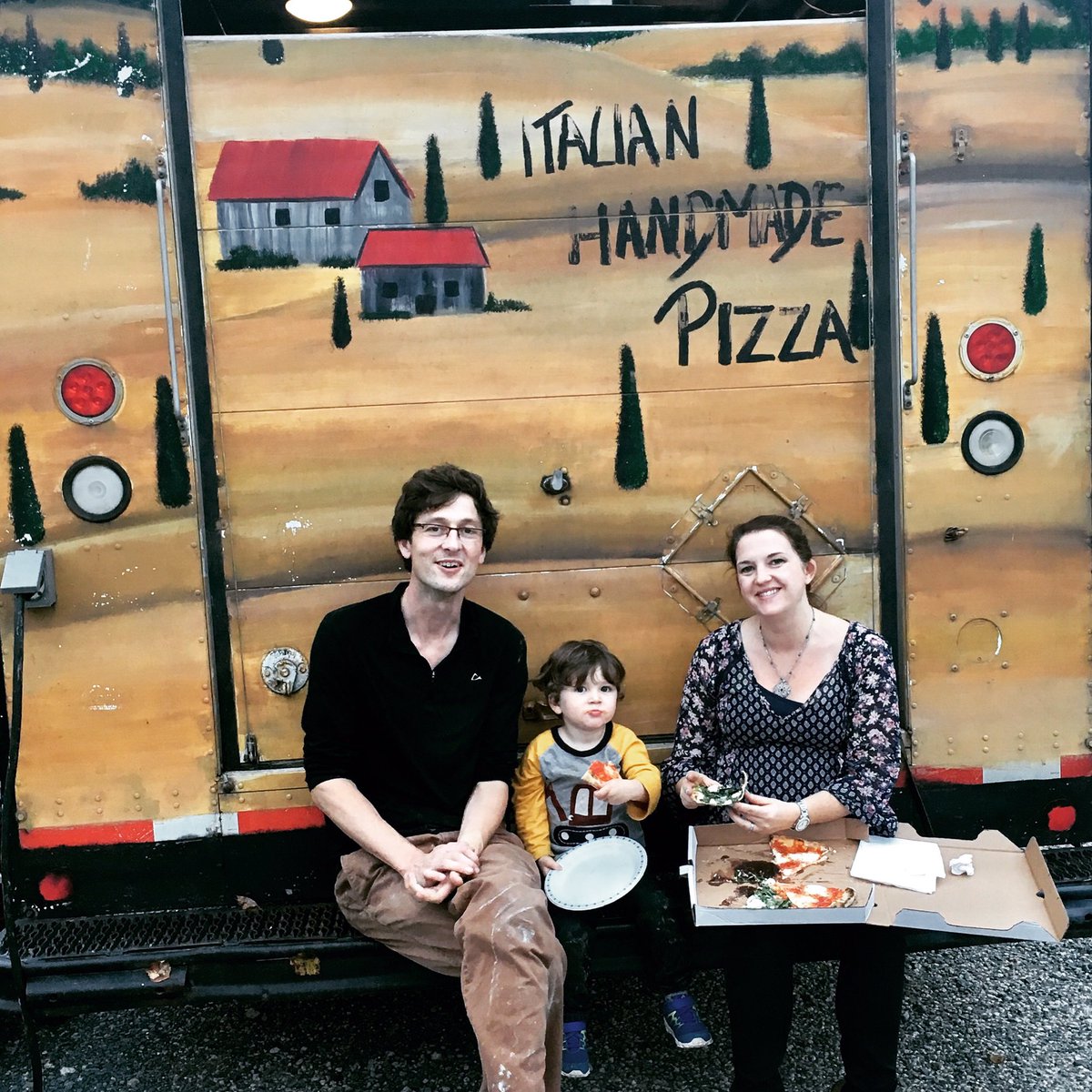 therustic_crust's tweet photo. Tailgating Rustic Crust style                            #familybusiness #pizza #tailgating #rusticcrust https://t.co/QITLXUVyiI
